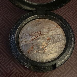 MAC Family Silver Mineralize Eyeshadow